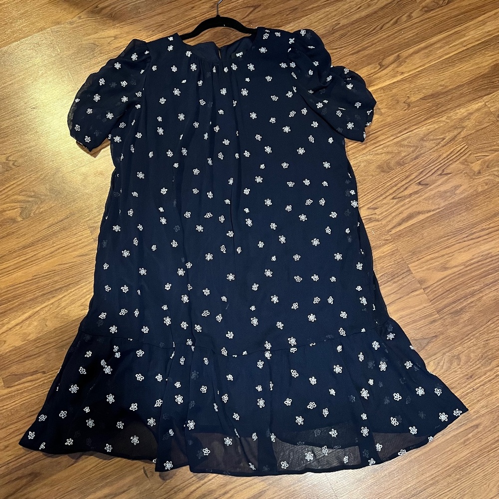 DKNY Plus Navy Chiffon shift, 16W w/ Cream-colored Embroidery